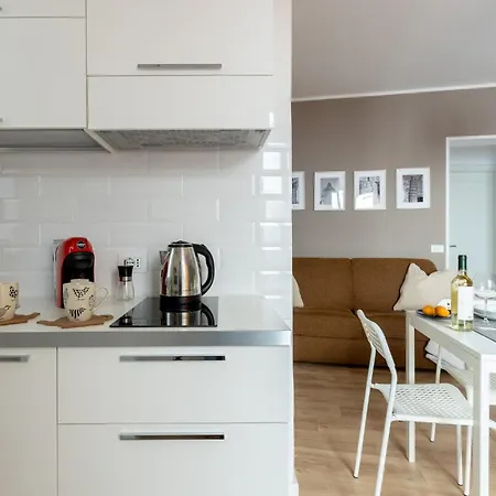 Guesthost - Station & Airport Modern