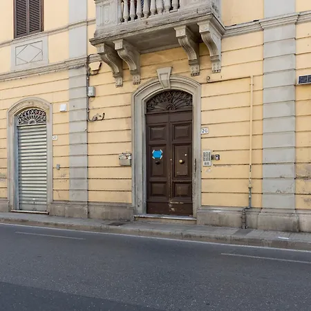 Guesthost - Station & Airport Modern * Πίζα